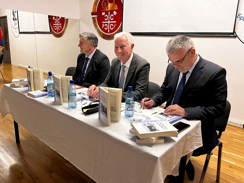 БЕЧ, 24. МАЈА /СРНА/ - У Бечу је вечерас промовисана књига "Од Детлака до Ист Ривера" Средоја Новића, којом је желио да укаже млађим генерацијама да је уз много труда, снажан карактер и подршку породице могуће достићи високе циљеве и професионалне успјехе, иако потиче из мале, сеоске средине.