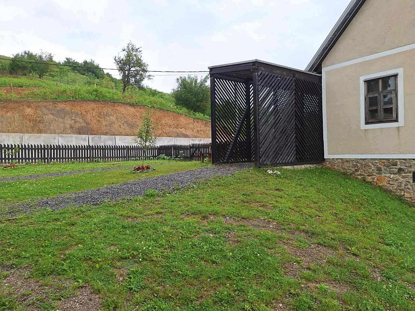 КРУПА НА УНИ, 24. МАЈА /СРНА/ - Влада и Министарство управе и локалне самоуправе Републике Српске обезбиједили су 20.000 КМ да би се довела вода до спомен-куће књижевника Бранка Ћопића у Хашанима и санирао одрон у близини куће.