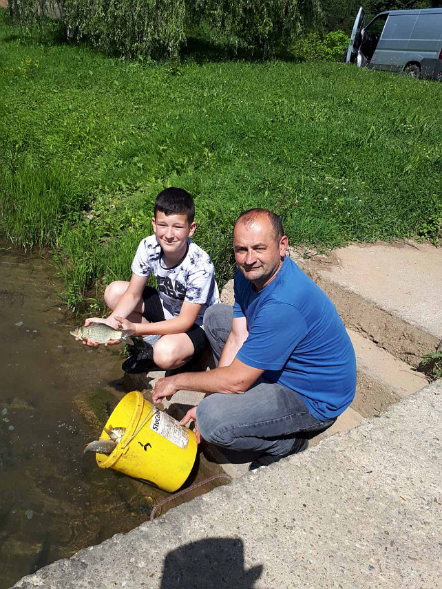 КОСTАЈНИЦА, 24. МАЈА /СРНА/ - Спортско риболовно удружење "Мрена" пустило је у ријеку Уну у Костајници 33 килограма шарана у другој овогодишњој акцији порибљавања.