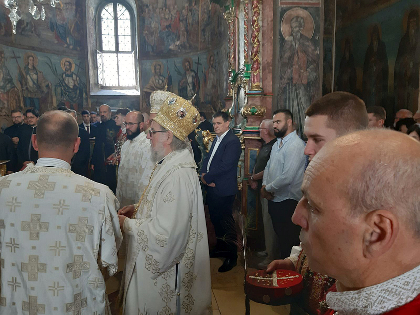 КРУШЕДОЛ, 25. МАЈА /СРНА/ - Традиционални Крајишки црквено-народни свесрпски сабор "Крушедолска звона", почео је служењем Свете архијерејске литургије у манастирској цркви Благовештења Пресвете Богородице код манастира Крушедол на Фрушкој гори.