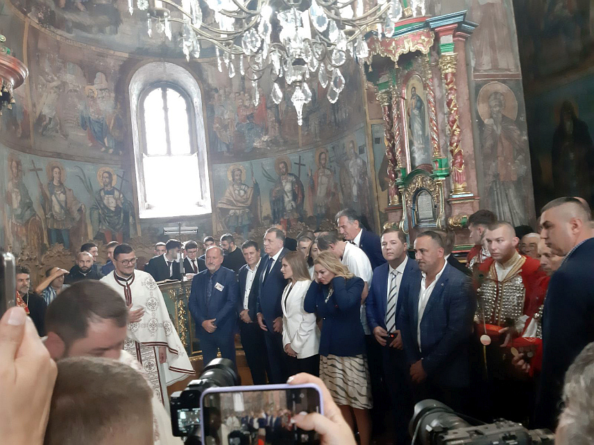 КРУШЕДОЛ, 25. МАЈА /СРНА/ - Предсједник Републике Српске Милорад Додик и министар за бригу о породици и демографију Србије Милица Ђурђевић Стаменковски у манастиру Крушедол на Фрушкој Гори.