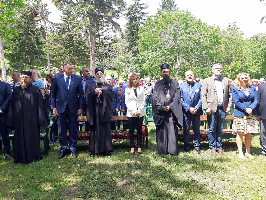 КРУШЕДОЛ, 25. МАЈА /СРНА/ - Предсједник Републике Српске Милорад Додик, министар за бригу о породици и демографију Србије Милица Ђурђевић Стаменковски, која је изасланик предсједника Србије, епископ сремски Василије и свештенство, присуствују свесрпском сабору "Крушедолска звона" на Фрушкој Гори.