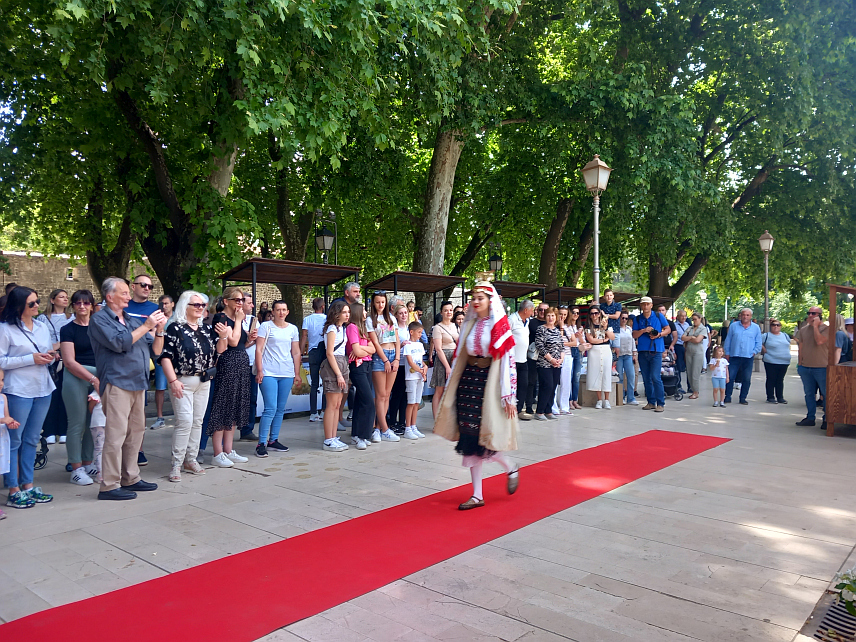 TРЕБИЊЕ, 25. МАЈА /СРНА/ - У Tребињу је данас у оквиру отварања љетње туристичке сезоне приређен сајам 15 туристичких организација из региона које су представиле туристичку понуду.