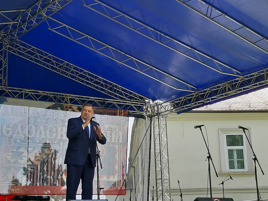 КРУШЕДОЛ, 25. МАЈА /СРНА/ - Предсједник Републике Српске Милорад Додик поручио је данас у крајишком свесрпском сабору "Крушедолска звона" да ће наставити да се бори за српске националне и државне интересе, који значе заједништво Српске и Србије и јединство српског народа.