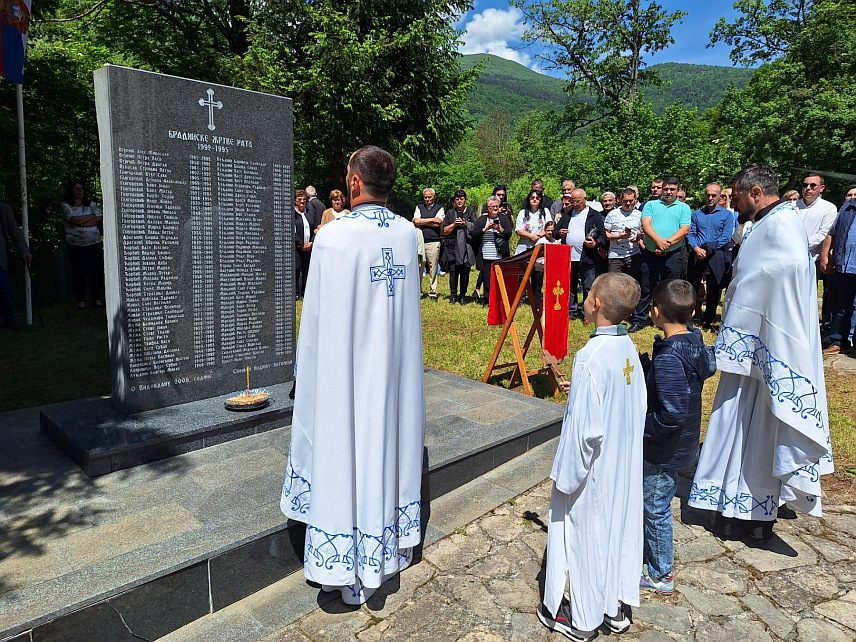 БРАДИНА, 25. МАЈА /СРНА/ - Поводом обиљежавања 32 године од страдања српског становништва у селу Брадина код Коњица служена је Света архијерејска литургија и парастос за свирепо убијене, невине српске жртве те положени вијенци на спомен-обиљежје.