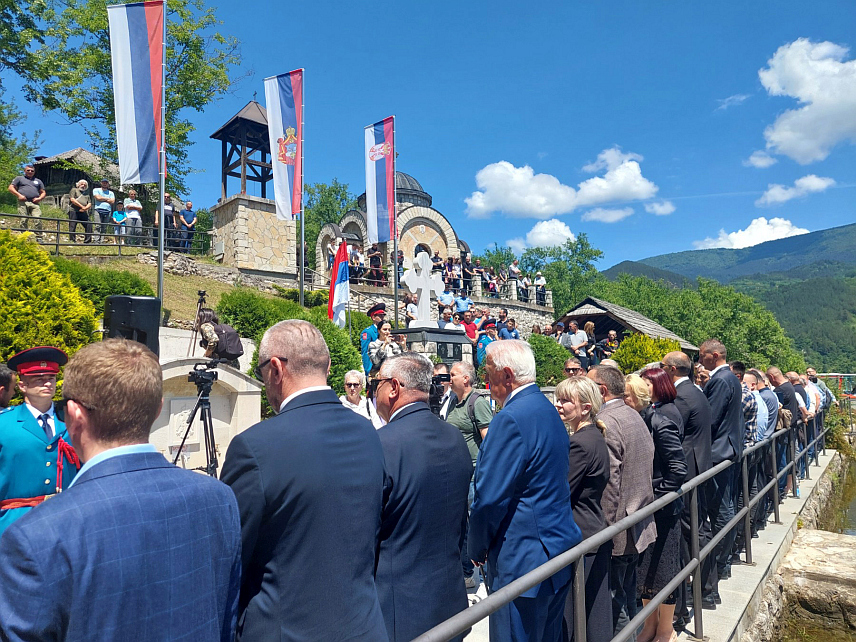 ВИШЕГРАД, 25. МАЈА /СРНА/ - У Старом Броду на Дрини код Вишеграда служен је парастос поводом обиљежавања 82 године од страдања више од 6.000 Срба Сарајевско-романијске регије које су на монструозне начине убиле усташе Јуре Францетића.