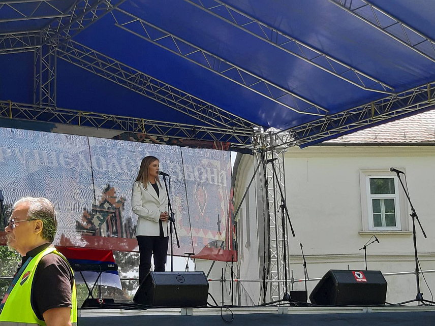 КРУШЕДОЛ, 25. МАЈА /СРНА/ - Министар за бригу о породици и демографију Србије Милица Ђурђевић Стаменковски током обраћања окупљенима на сабору у Крушедолу.