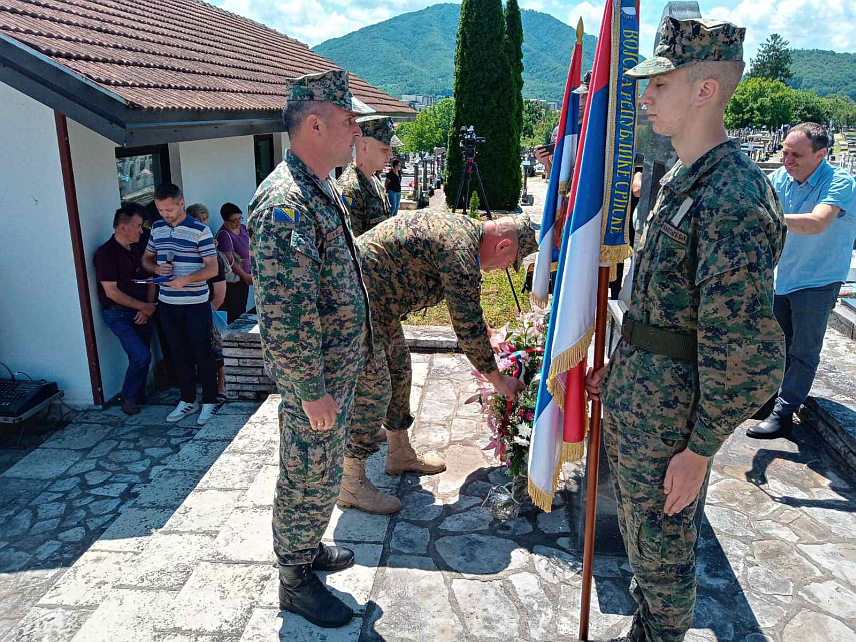 БРАТУНАЦ, 25. МАЈА /СРНА/ - На гробљу у Братунцу данас је обиљежен Дан Игманске бригаде Војске Републике Српске служен је парастос и положени су вијенци на спомен-обиљежје.