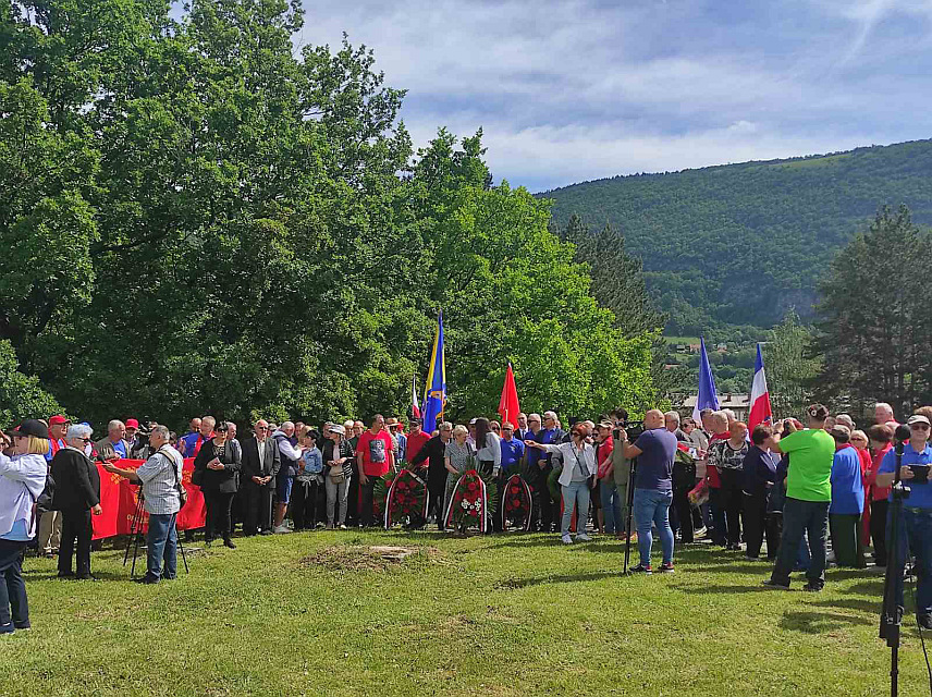 ДРВАР, 25. МАЈА /СРНА/ - У Дрвару је данас обиљежено 80 година од њемачког десанта на Дрвар, а тим поводом положени су вијенци на спомен-обиљежје борцима Народноослободилачке борбе, те отворене изложбе "Споменик" и "80 година од Десанта".