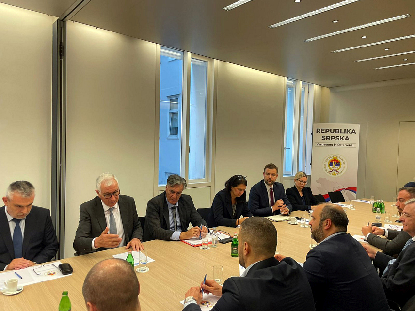 БЕЧ, 25. МАЈА /СРНА/ - Министар унутрашњих послова Републике Српске Синиша Каран током службене посјете Аустрији посјетио је Представништво Републике Српске у Бечу, те се састао и са представницима српске дијаспоре.