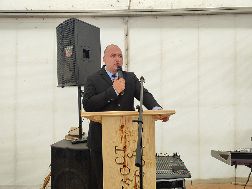 ИЛИЈАШ, 25. МАЈА /СРНА/ - Начелник општине Пљевља Дарио Вранеш поручио је данас на Нишићима у федералној општини Илијаш да Срби из Црне Горе чврсто стоје уз Србе из Републике Српске и Србије.