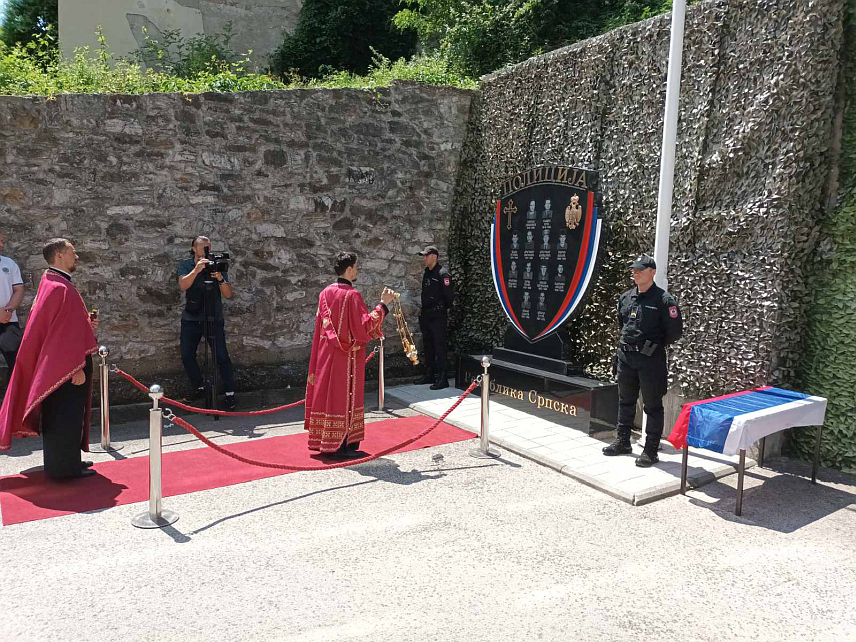 ЗВОРНИК, 25. МАЈА /СРНА/ - Парастосом и полагањем цвијећа на споменик палим полицајцима у Одбрамбено-отаџбинском рату, у Зворнику је данас обиљежено 30 година од формирања Прве чете посебних јединица полиције – Центра јавне безбједности /ЦЈБ/ Зворник.