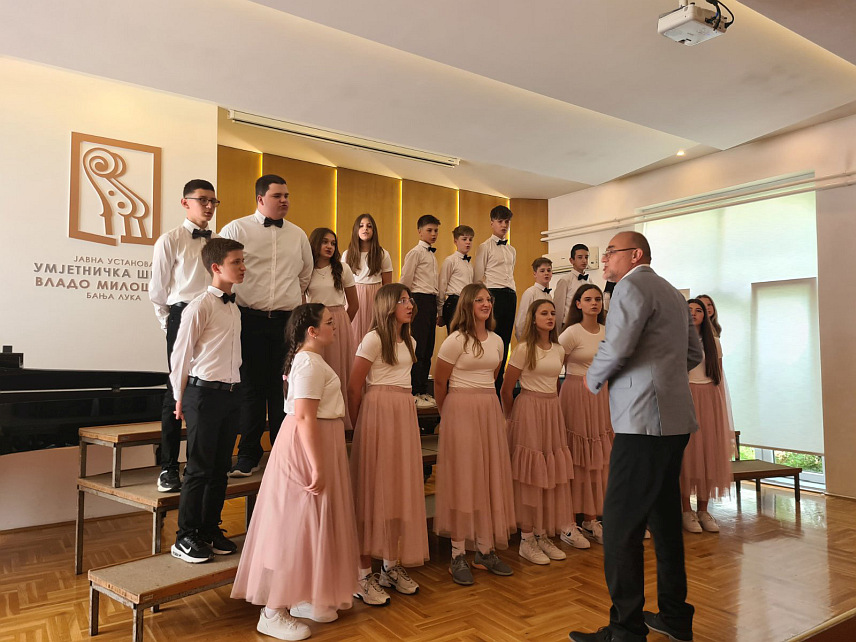 БАЊАЛУКА, 25. МАЈА /СРНА/ - Републичко такмичење хорова основних школа у Бањалуци на којем је учествовало 207 ученика из седам регија.