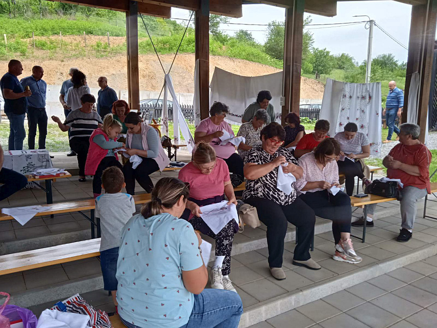 КРУПА НА УНИ, 25. МАЈА /СРНА/ - Прва радионица веза одржана је данас у учионици на отвореном код спомен-куће књижевника Бранка Ћопића у Хашанима.