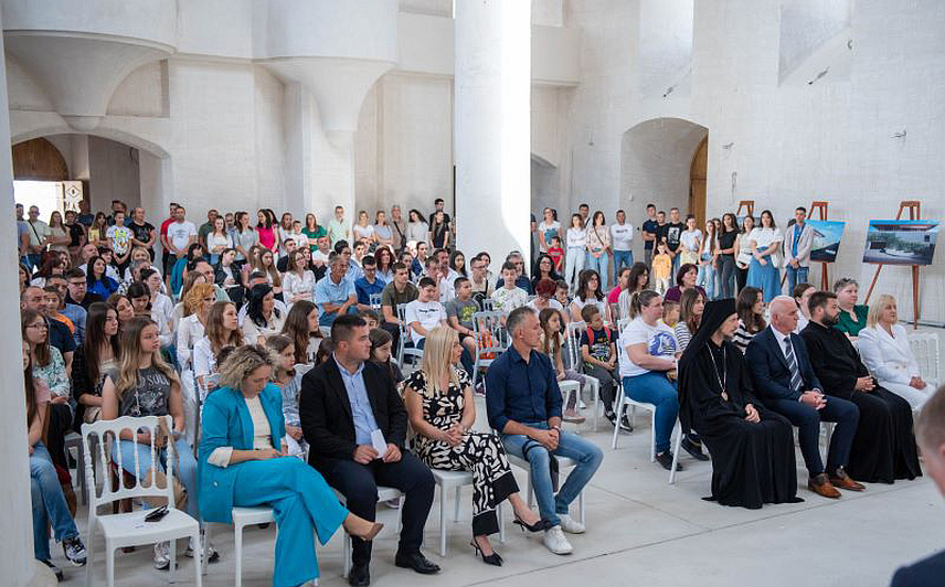 МОСTАР, 25. МАЈА /СРНА/ - У Саборној цркви Свете Tројице у Мостару данас су подијељене 182 стипендије и награде за ученике основних и средњих школа и студенте са подручја Епархије захумско–херцеговачке и приморске