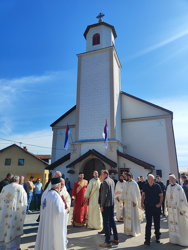 ИЛИЈАШ, 25. МАЈА /СРНА/ - У Цркви Светих апостола Петра и Павла у Нишићима у општини Илијаш почела је Света архијерејска литургија поводом прославе 150 година постојања овог храма.