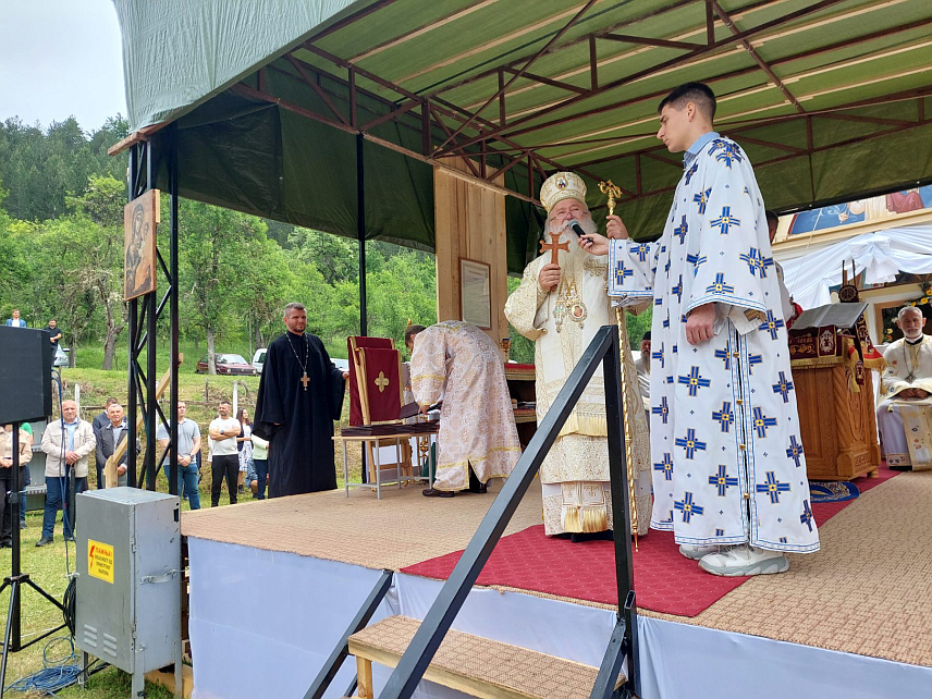 ВИШЕГРАД, 26. МАЈА /СРНА/ - Његово високопреосвештенство митрополит дабробосански Хризостом и Његово преосвештенство епископ западно-амерички Максим освештали су данас у присуству великог броја вјерника новоизграђени храм Светог архиђакона Стефана у селу Велетово код Вишеграда.
