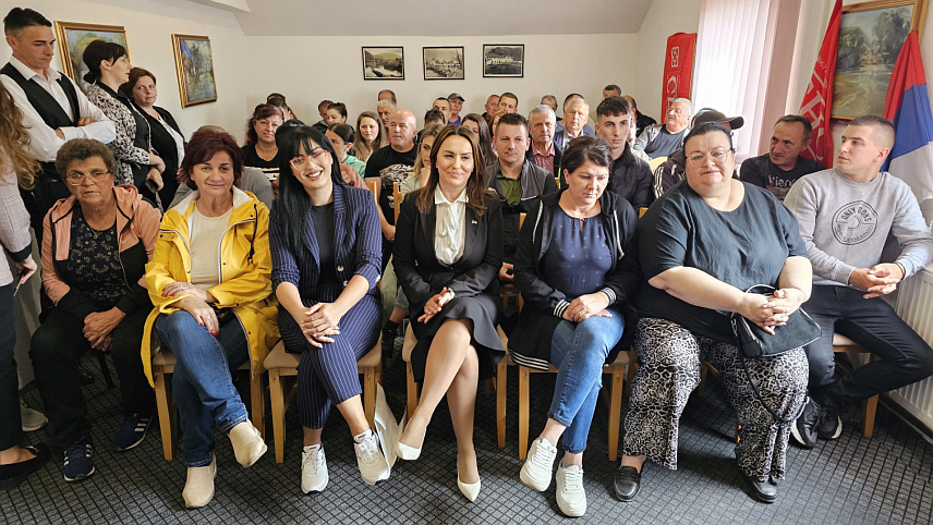 ЈЕЗЕРО, 26. МАЈА /СРНА/ - У општини Језеро данас је одржана Конференција чланова СНСД-а на којој је потврђена кандидатура Снежана Ружичић за наченика општине на предстојећим локалним изборима.