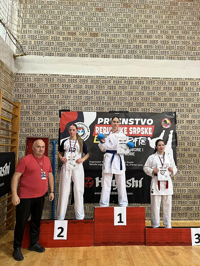 СОКОЛАЦ, 26. МАЈА /СРНА/ - Каратисти "Гласинца" са Сокоца освојили су три златне и једну бронзану медаљу на данашњем Првенству Републике Српске за кадете, јуниоре и млађе сениоре у Бијељини.