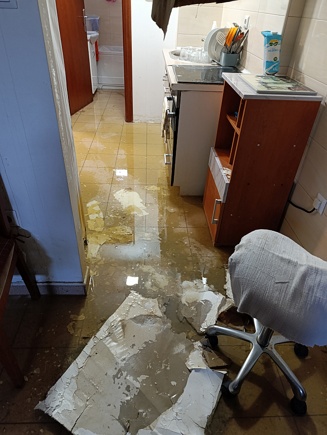 БАЊАЛУКА, 27. МАЈА /СРНА/ - У бањалучком Даун синдром центру обустављен је рад након огромне штете усљед изливања канализације у просторије, због чега из ове установе апелују да им надлежне институције изађу у сусрет и помогну у тешким тренуцима.