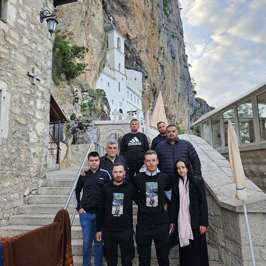 ГЛАМОЧ, 27. МАЈА /СРНА/ - Браћа Жељко и Душко Јокић из Гламоча стигли су до манастира Острог након деветодневног ходочашћа, с циљем помоћи двадесетдеветогодишњој самохраној мајци Ани Глогињи из Дрвара.