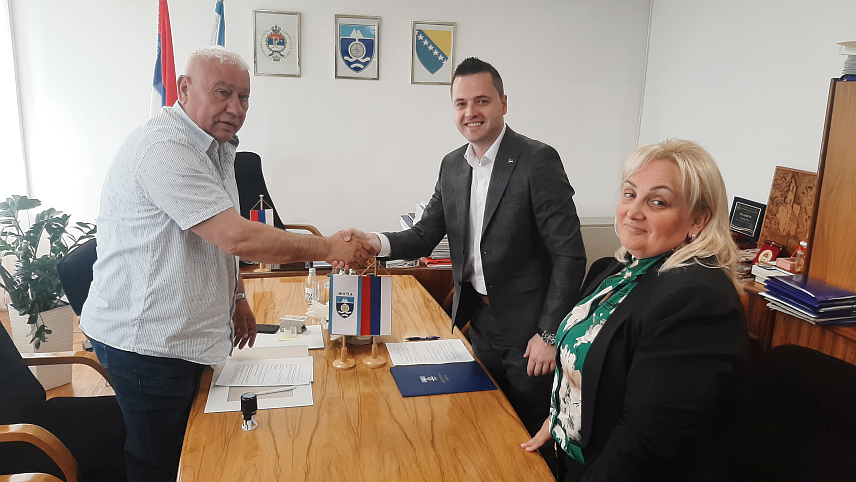 ФОЧА, 27. МАЈА /СРНА/ - Начелник општине Фоча Милан Вукадиновић потписао је данас са извођачем радова уговор о адаптацији старе зграде обданишта за потребе Дневног центра "Трачак наде" намијењеног породицама чији је члан особа са инвалидитетом.