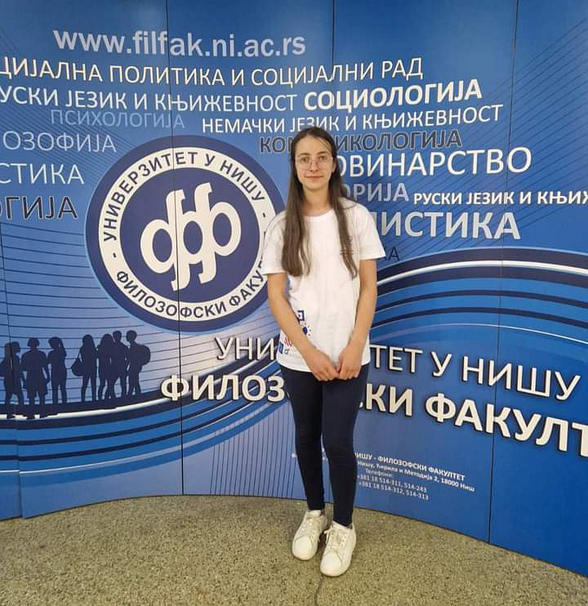 РОГАTИЦА, 27. МАЈА /СРНА/ - Ученица Основне школе "Свети Сава" из Рогатице Ива Шаровић пласирала се међу првих пет најбољих на Међународној олимпијади из руског језика у Нишу.