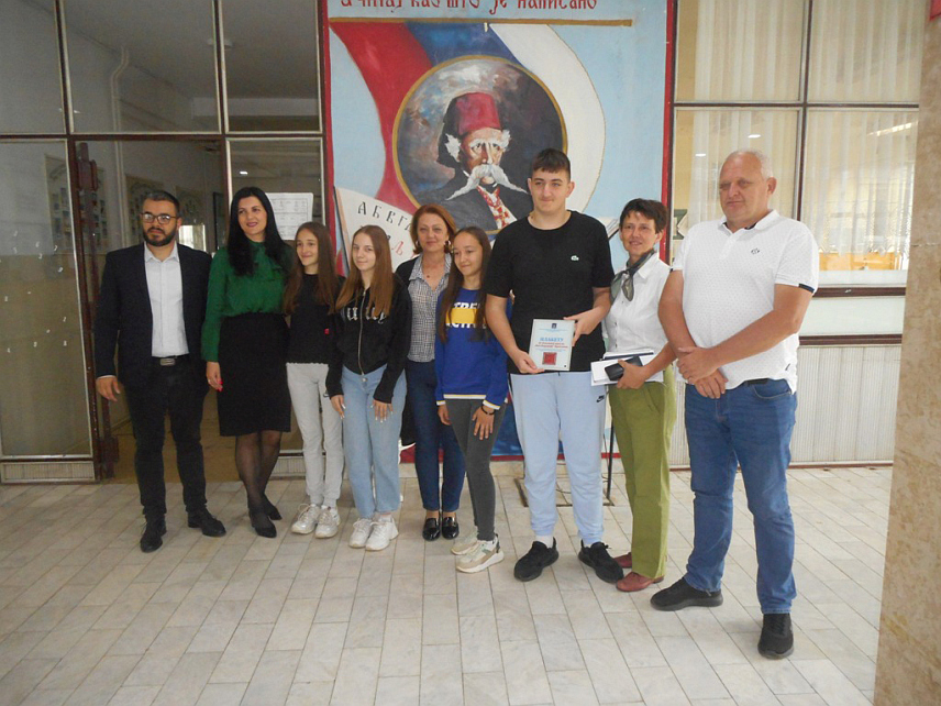 БРАТУНАЦ, 27. МАЈА /СРНА/ - Екипа Основне школе "Вук Караџић" из Братунца побиједила је на Републичкој манифестацији "Ћирилице, чедо моје" у Добоју.