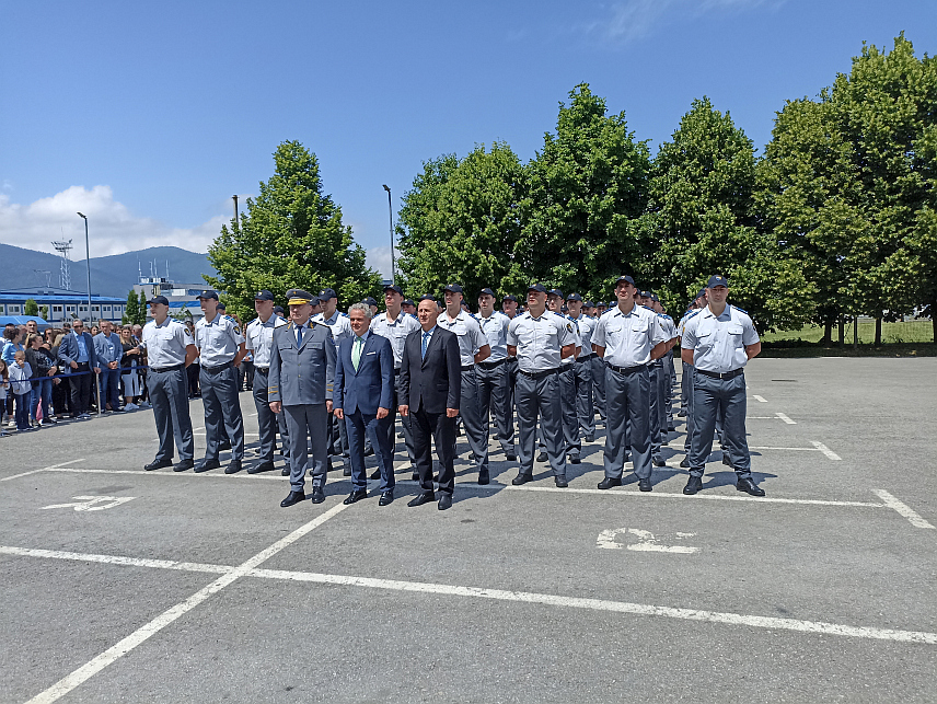 САРАЈЕВО, 27. МАЈА /СРНА/ - На свечаној церемонији у сједишту Граничне полиције БиХ у Сарајеву данас је свечану заклетву положило 98 кадета 11. класе, чиме су стекли услове за чин полицајца.