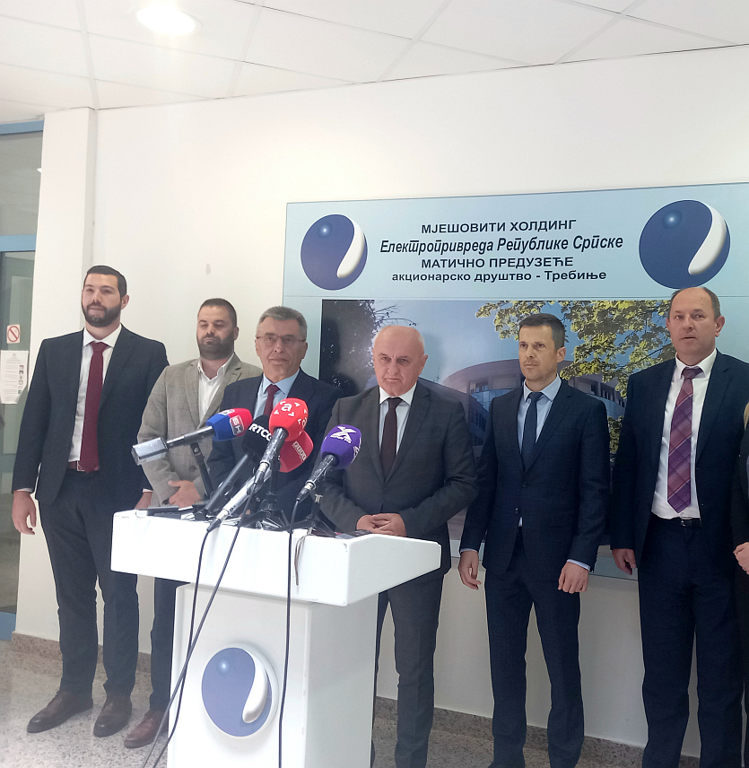 TРЕБИЊЕ, 27. МАЈА /СРНА/ - Министар енергетике и рударства Републике Српске Петар Ђокић, министар енергетике и рударства Црне Горе Саша Мујовић и представници Електропривреде Републике Српске на конференцији за новинаре у Требињу.