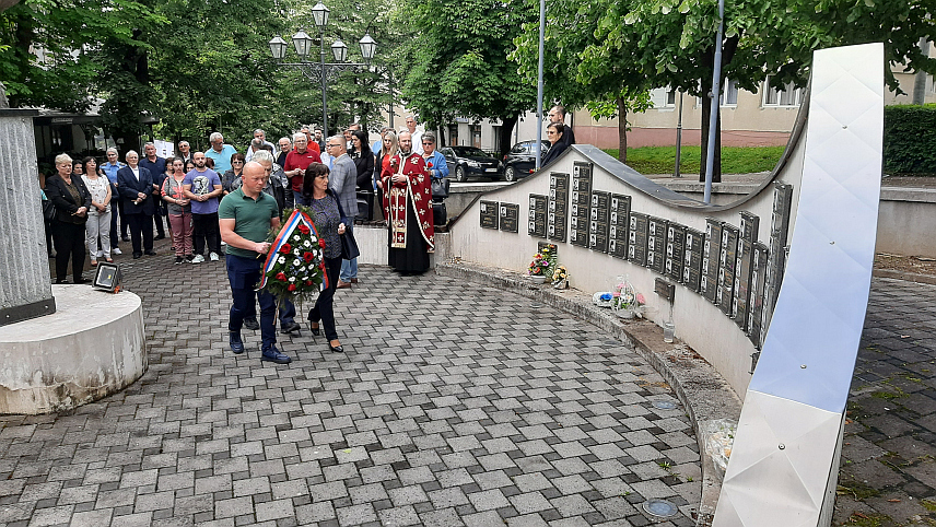 ПРЊАВОР, 27. МАЈА /СРНА/ - Парастос и полагање вијенаца код Споменика јунацима града у Прњавору поводом Дана градске Организације породица заробљених и погинулих бораца и несталих цивила и сјећања на велико страдање на озренско - возућком ратишту на данашњи дан 1995. године.