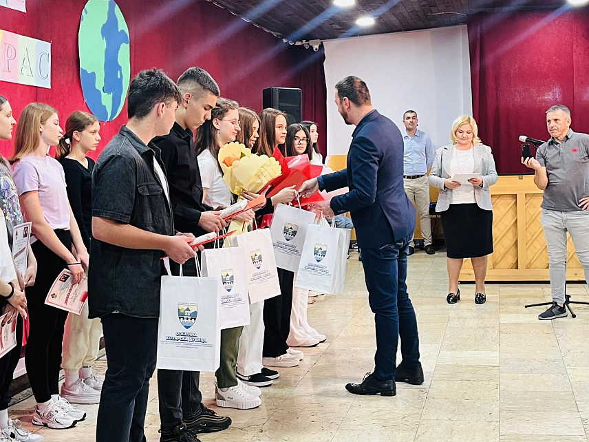 КОЗАРСКА ДУБИЦА, 27. МАЈА /СРНА/ - Основна школа "Свети Сава" у Козарској Дубици данас је дјечијом приредбом препуном музике, шаљивих рецитација и игроказа обиљежила Дан ученичког стваралаштва, а програм основаца пратили су бројни родитељи и пријатељи ове образовне установе.