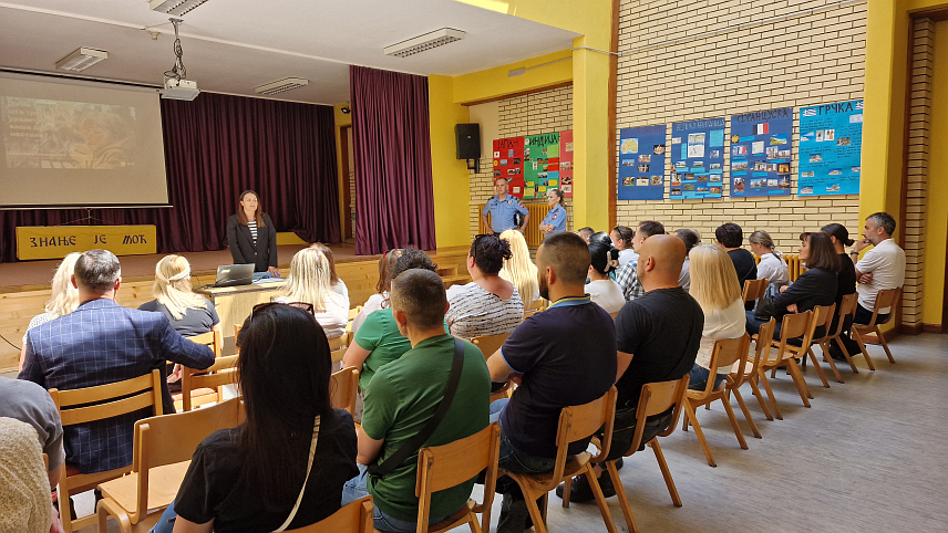 ПРИЈЕДОР, 27. МАЈА /СРНА/ - Припадници Полицијске управе Приједор данас су у Основној школи "Петар Кочић" у том граду одржали предавање за родитеље о корацима које треба предузети у случају нестанка дјетета и потреби благовремене пријаве нестанка.