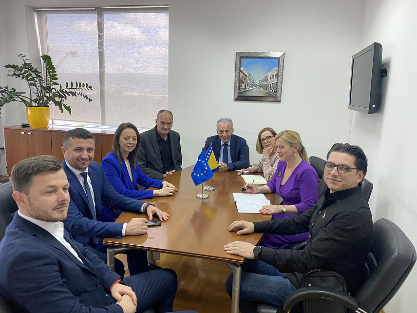 САРЕЈЕВО, 27. МАЈА /СРНА/ - Предсједништво БиХ подржало је иницијативу Министарства цивилних послова у Савјету министара и одобрило закључивање Међународног споразума између ЕУ и БиХ о придруживању БиХ Програму "ЕУ за здравље" / EU4Health/, чији је буџет 5,3 милијарде евра, а за потписника споразума одређен је министар цивилних послова Дубравка Бошњак.