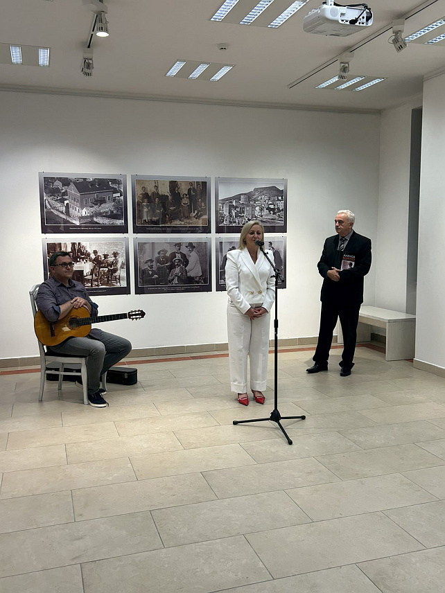 БАЊАЛУКА, 27. МАЈА /СРНА/ - Изложба "Алекса Шантић и мостарски књижевни круг" отворена је вечерас у Бањалуци у организацији Академије наука и умјетности Републике Српске /АНУРС/.