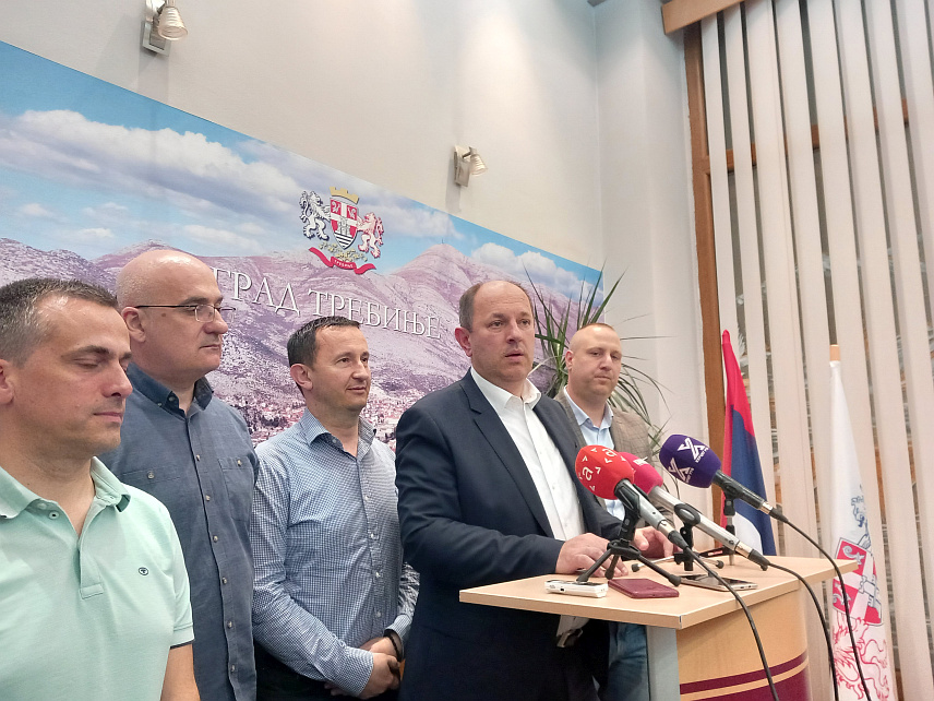 TРЕБИЊЕ, 27.МАЈА /СРНА/ - Мирко Ћурић биће кандидат СНСД-а за градоначелника овог града на предстојећим локалним изборима, рекао је новинарима предсједник Градског одбора СНСД- а Tребиње Лука Петровић.