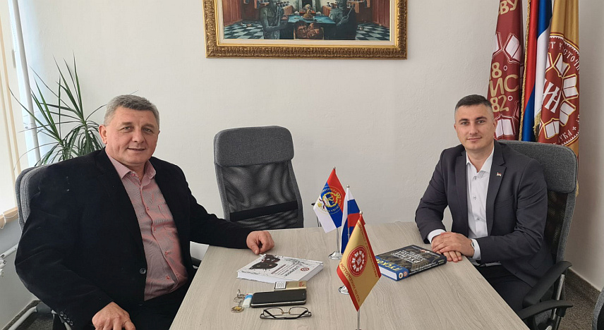 ПАЛЕ, 28. МАЈА /СРНА/ - Посланик СНСД-а у Народној скупштини Републике Српске Дамјан Шкипина посјетио је данас Институт историјских наука Унивезитета у Источном Сарајеву и у разговору са директором Драгом Мастиловићем.