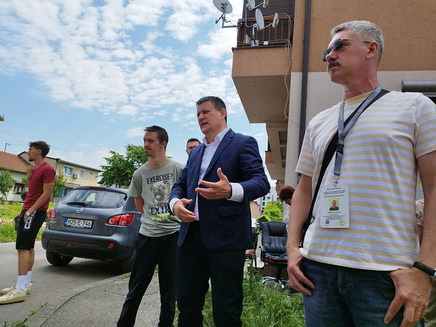 БАЊАЛУКА, 28. МАЈА /СРНА/ - Амбасадор особа са Дауновим синдромом и директор Универзитетског-клиничког центра Републике Српске Владо Ђајић обећао је помоћ у санацији објекта Даун синдром центра у Бањалуци, чије су просторије поплављене због пуцања канализационе цијеви на градилишту у непосредној близини, те им уступио на кориштење мултимедијалну салу.