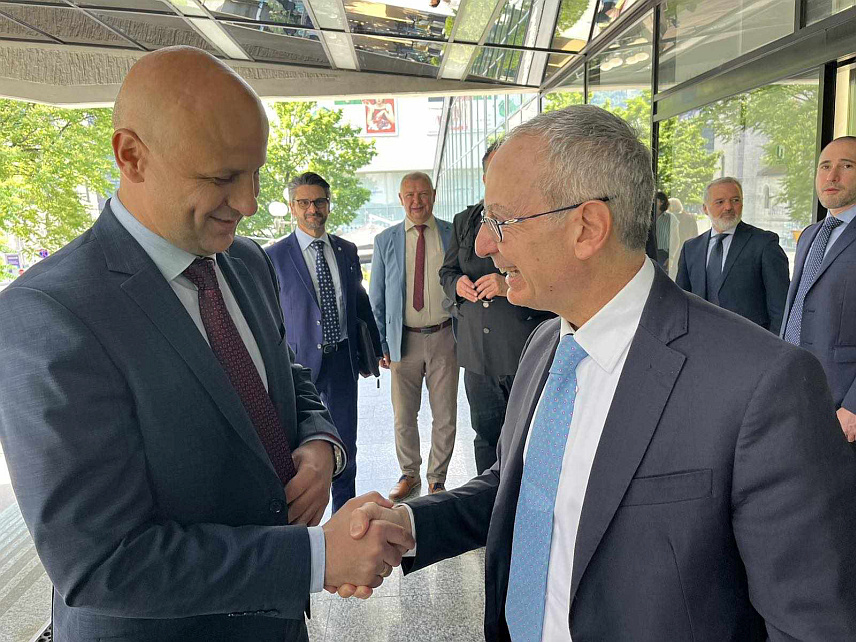 САРАЈЕВО, 28. МАЈА /СРНА/ - Директор Полиције Републике Српске Синиша Кострешевић поздравио је отварање канцеларије Министарства унутрашњих послова /МУП/ Италије у Сарајеву, што је доказ посвећености јачању међународне сарадње и кординације у борби против криминала.	

