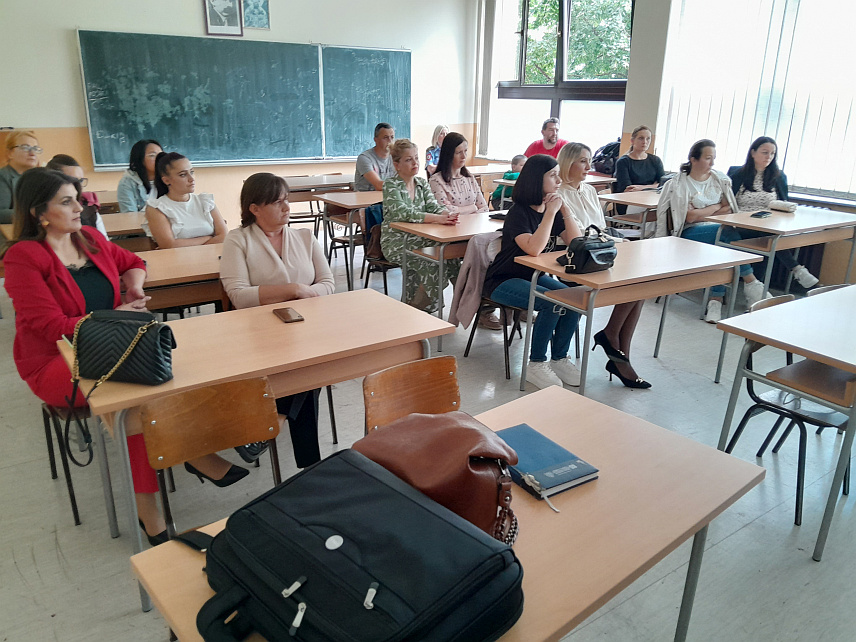 МРКОЊИЋ ГРАД, 28. МАЈА /СРНА/ - Припадници Полицијске управе Мркоњић Град одржали су данас предавање представницима Савјета родитеља и запосленима у Основној школи "Петар Кочић" о томе које кораке треба предузети у случају нестанка дјетета.