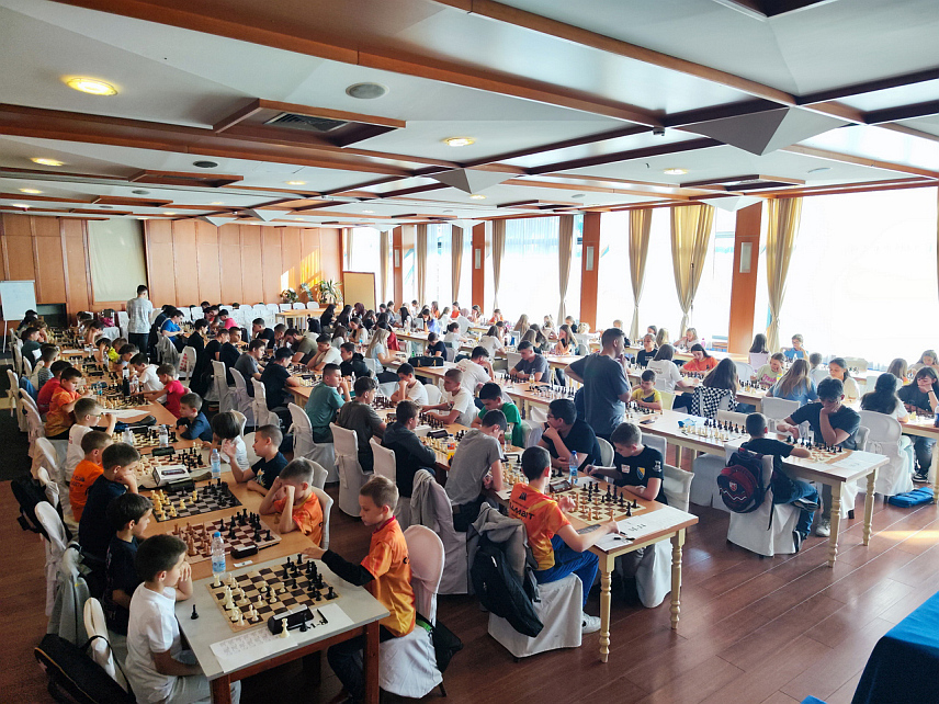 БАЊАЛУКА, 28. МАЈА /СРНА/ - Шаховски клуб "Гамбит" Бањалука освојио је на турниру у Сарајеву шест медаља и тако постао најуспешнији у конкуренцији 39 клубова, па ће Бањалука имати пет представника на предстојећем европском и свјетском првенству, јер је турнир био квалификациони.