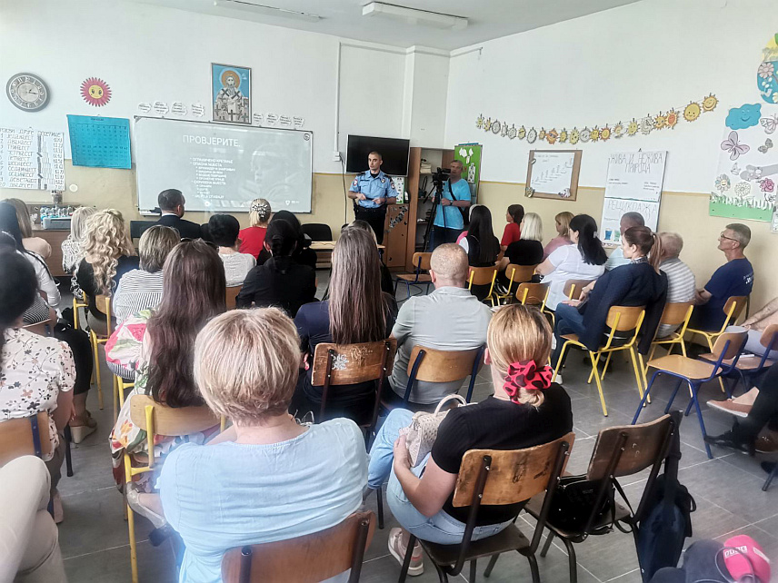 ИЈЕЉИНА, 28. МАЈА /СРНА/ - Припадници Полицијске управе Бијељина данас су током предавања представницима Савјета родитеља и запосленима у Основној школи "Дворови" нагласили да родитељи не треба да чекају 24 сата како би пријавили евентуални нестанак дјетета.