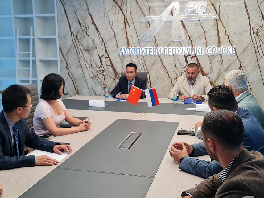 БАЊАЛУКА, 28. МАЈА /СРНА/ - Представници "Аутопутева Републике Српске" и кинеске Шандунг групе за међународну економску и техничку сарадњу /China Shandong International Economic and Technical Cooperation Gruop/ потписали су данас у Бањалуци уговор о сарадњи у изради техничке документације за пројекат изградње брзог пута "Бијељина-Зворник-Милићи-Хан Пијесак-Соколац".