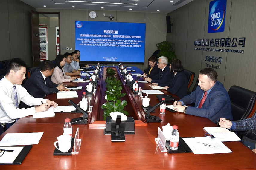 ТЈЕНЦИН, 28. MAJA /SRNA/ - Министар саобраћаја и веза Републике Српске Недељко Чубриловић резговарао је данас у кинеском граду Тјенцину са руководством водеће кинеске осигуравајуће корпорације "Синошур" о наставку сарадње за осигурање послова кинеских компанија у Републици Српској, плану даљег развоја, условима и моделима финансирања и осигурања.	
