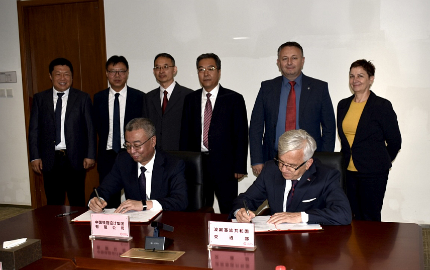 БАЊАЛУКА, 28. МАЈА /СРНА/ - Министар саобраћаја и веза Републике Српске Недељко Чубриловић и предсједник Управног одбора компаније ЦРДЦ /China Railway Design Corporation/ Фанг Тјенбином потписали су данас у Тјенцину заједничку изјаву о продубљивању сарадње у области развоја жељезничког сектора у Српској.