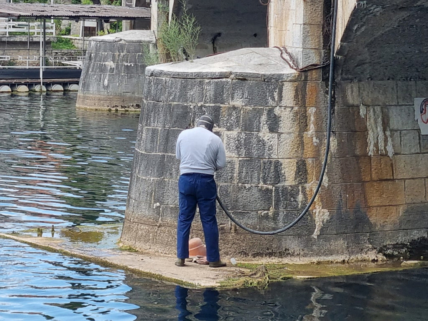 TРЕБИЊЕ, 28. МАЈА /СРНА/ - Познати Камени мост у Требињу требало би да буде освијетљен до краја јуна, док ће пјескарење бити завршено у наредних двадесетак дана.