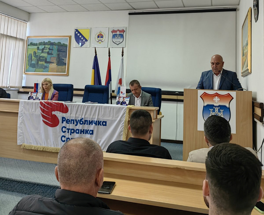 ПАЛЕ, 28. МАЈА /СРНА/ - На Палама је одржана оснивачка скупштина Општинског одбора Републичке странке Српске /РСС/ за чијег је предсједника изабран економиста Вук Ласица, који је поручио да ће РСС постати нова снага у политичком животу Пала и Источног Сарајева.