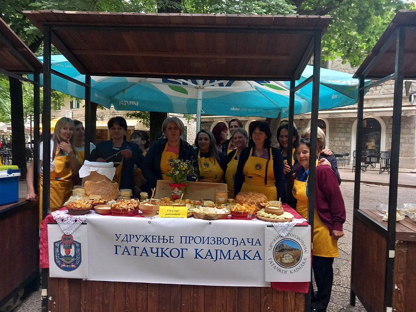 TРЕБИЊЕ, 28. МАЈА /СРНА/ - У Tребињу је данас приређен Сајам укуса и заната на коме је учествовало тридесетак излагача, произвођача домаће хране и производа ручне радиности.