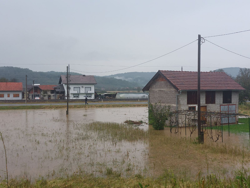 НОВИ ГРАД, 28. МАЈА /СРНА/ - Дијелове општине Нови Град у поподневним часовима захватило је невријеме, а бујице су заплавиле један стамбени и више пословних простора, те усјеве.