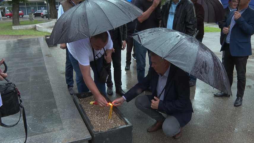 ПРИЈЕДОР, 28. МАЈА / СРНА/ - Чланови Предсједништва градске Борачке организације прислужили свијеће код споменика погинулим бопрцима Одбрамбено-отаџбиснког рата " За крст часни".